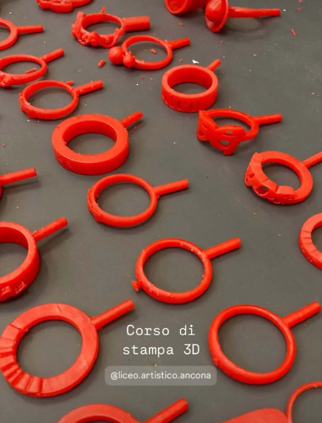 Anelli in resina rossa appena stampati in 3D